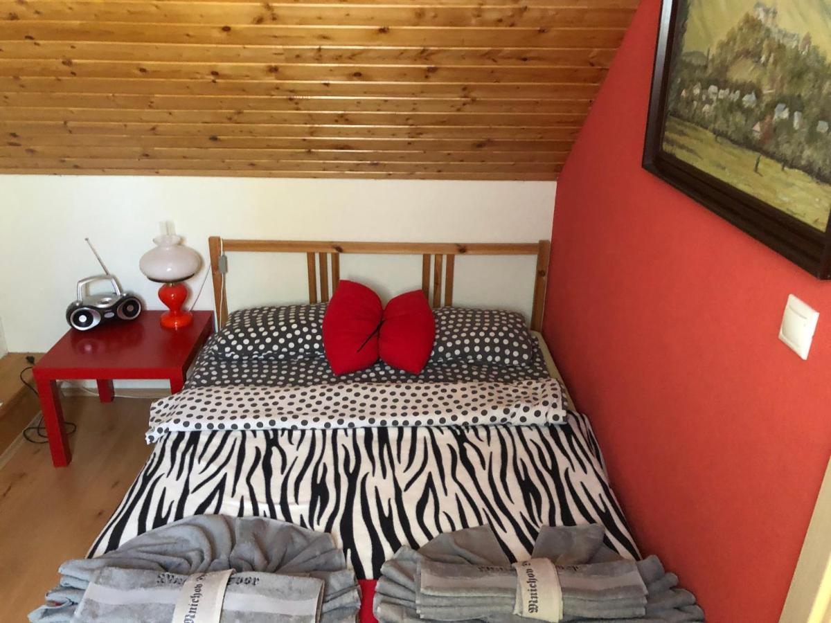 Mnichov Dvor Hotel Slovenska Lupca ภายนอก รูปภาพ